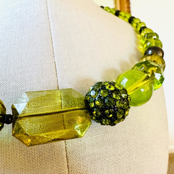 Green Glass Statement Necklace - Picture 4 of 12